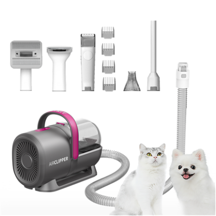 Šioje nuotraukoje matomas „Petkit AirClipper“ 5-in-1 gyvūnų priežiūros rinkinys, išdėstytas ant balto fono. Rinkinį sudaro pilkas dulkių siurblys su rožine rankena ir užrašu „AIRCLIPPER“ ant šono, lanksti pilka žarna, prijungta prie siurblio, ir įvairūs antgaliai, išdėstyti viršuje. Viršuje kairėje matomas platus, plokščias šepetys su metaliniais šereliais. Šalia jo dešinėje yra siauresnis, plokščias antgalis. Toliau dešinėje yra elektrinė kirpimo mašinėlė su keičiamais antgaliais, kurių yra keturi skirtingų ilgių. Šalia jų yra du kūgio formos antgaliai ir ilgas, plonas antgalis. Apatinėje nuotraukos dalyje matomi du gyvūnai: pilkas katinas su geltonomis akimis, žiūrintis į viršų, ir mažas baltas šuo su iškištu liežuviu, žiūrintis į kamerą. Žarna nuo dulkių siurblio yra šalia šių gyvūnų.