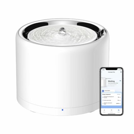 Baltas PETKIT Eversweet 3 Pro UVC išmanusis geriamojo vandens fontanas, stovintis ant balto fono. Fontanas yra cilindro formos su sidabriniu viršumi, kuriame telpa vanduo ir matomas nedidelis fontanėlis. Priekyje apačioje šviečia mėlynas indikatorius. Šalia fontano pavaizduotas išmanusis telefonas su „PETKIT“ programėlės sąsaja, rodančia, kad fontanas veikia ir pateikiantį energijos suvartojimo duomenis.
