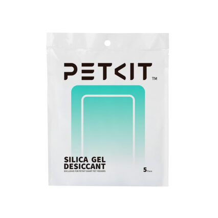 Baltas PETKIT pakuotė su juodu logotipu viršuje. Centre – žalsvai mėlynas stačiakampis su baltu kontūru. Apačioje juodomis raidėmis parašyta „SILICA GEL DESICCANT“ ir smulkesniu šriftu „EXCLUSIVE FOR PETKIT SMART PET FEEDERS“. Dešiniame apatiniame kampe matomas užrašas „5 Piece“.
