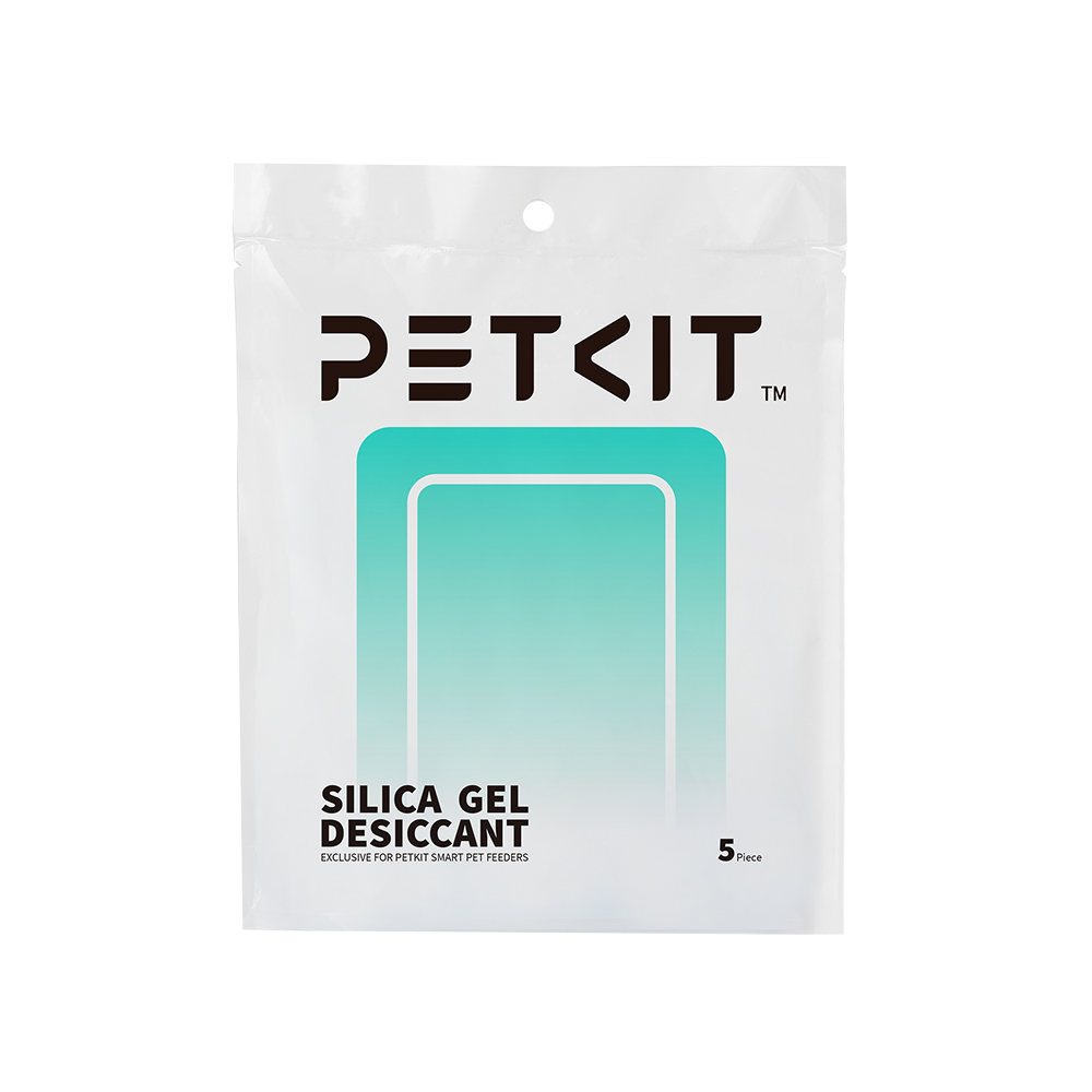 Baltas PETKIT pakuotė su juodu logotipu viršuje. Centre – žalsvai mėlynas stačiakampis su baltu kontūru. Apačioje juodomis raidėmis parašyta „SILICA GEL DESICCANT“ ir smulkesniu šriftu „EXCLUSIVE FOR PETKIT SMART PET FEEDERS“. Dešiniame apatiniame kampe matomas užrašas „5 Piece“.