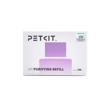 Balta pakuotė su „PETKIT“ prekės ženklo logotipu ir violetiniu stačiakampiu. Ant pakuotės yra užrašas „AIR PURIFYING REFILL“.