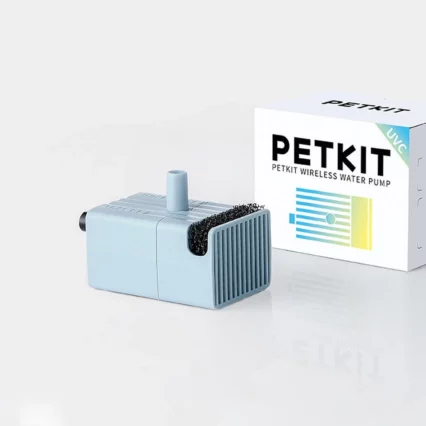 Šviesiai mėlynas PETKIT belaidis antibakterinis UVC vandens siurblys, skirtas Eversweet 5/3 Pro/Solo 2/Solo SE, esantis ant balto paviršiaus. Už jo – balta pakuotė su PETKIT logotipu ir kitais užrašais.