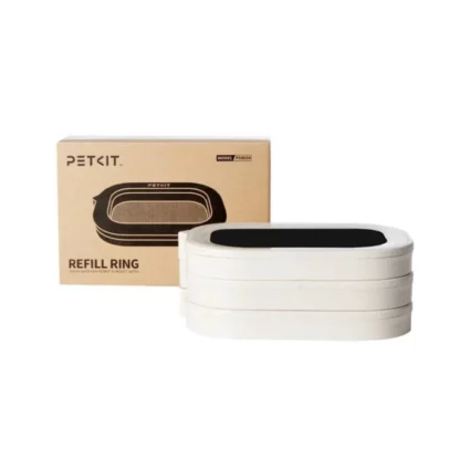 Stačiakampė balta pakuotė su „PETKIT“ prekės ženklo logotipu ir pailgu juodu stačiakampiu centre. Ant pakuotės yra užrašas „REFILL BAG“. Šalia pakuotės – baltas stačiakampis objektas su juodu įdėklu centre.