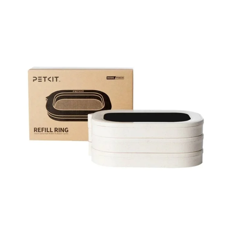 Stačiakampė balta pakuotė su „PETKIT“ prekės ženklo logotipu ir pailgu juodu stačiakampiu centre. Ant pakuotės yra užrašas „REFILL BAG“. Šalia pakuotės – baltas stačiakampis objektas su juodu įdėklu centre.