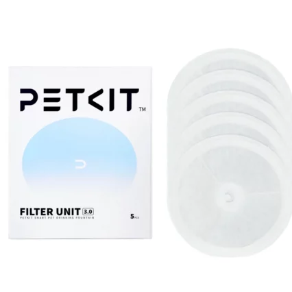 Balta pakuotė su „PETKIT“ prekės ženklo logotipu ir mėlynu apskritimu su „U“ formos išpjova. Šalia pakuotės – penki balti apskriti filtrai.