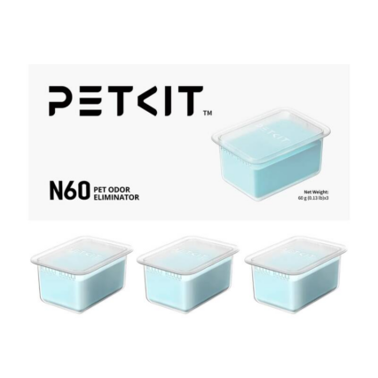 Balta pakuotė su „PETKIT“ prekės ženklo logotipu ir užrašu „N60 PET ODOR ELIMINATOR“. Šalia pakuotės – trys šviesiai mėlyni stačiakampiai indai su permatomais dangteliais.