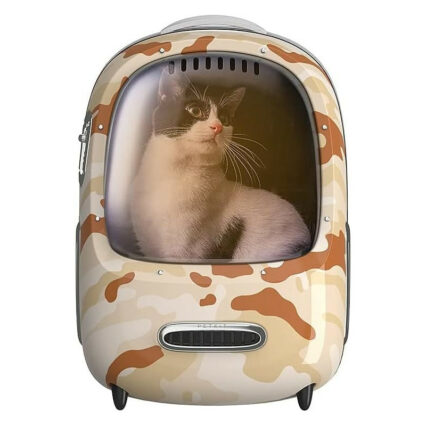 Šioje nuotraukoje matoma „Petkit Breezy 2 Smart Cat Carrier“ gyvūnų transportavimo kuprinė, marginta kamufliažo raštu su šviesiai smėlio ir rudomis dėmėmis. Priekyje yra permatomas kupolas, kuriame matomas juodai baltas katinas su rožiniu nosies galiuku, žiūrintis į dešinę. Kuprinės viršuje yra ventiliacijos angos ir rankena. Priekyje, po kupolu, yra ovali ventiliacijos grotelė su užrašu „PETKIT“ viršuje. Kuprinė stovi ant dviejų mažų juodų atramų. Fonas yra baltas.