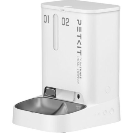 Baltas automatinis PETKIT YumShare Dual-Hopper su dviem atskiromis talpomis, pažymėtomis „01“ ir „02“, ir metaliniu dubenėliu priekyje. Ant dozatoriaus šono vertikaliai užrašyta „PETKIT | YUM SHARE | DUAL HOPPER“