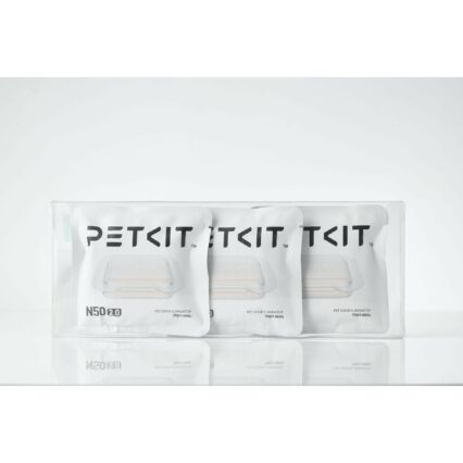 Trys atskiri permatomi paketėliai, esantys vienoje permatomoje pakuotėje. Kiekviename paketėlyje yra po baltą stačiakampį objektą su raštuotu paviršiumi. Ant kiekvieno paketėlio yra užrašas „PETKIT“ ir „N50 2.0“. Apatiniame kairiajame kampe matomas atspindys.