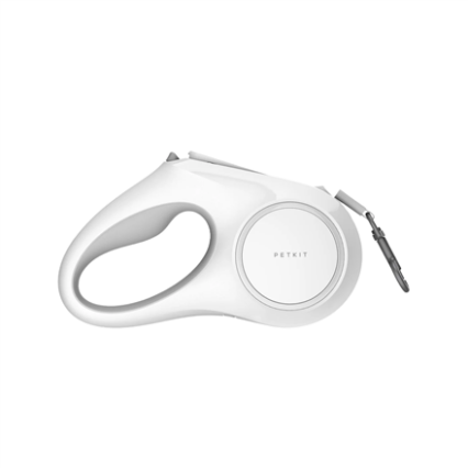 Tai baltas, aptakaus dizaino, automatinis pavadėlis augintiniui, nufotografuotas baltame fone. Pavadėlis turi ovalią rankeną ir apvalų korpusą, ant kurio matomas „PETKIT“ logotipas. Iš dešinės pusės išlenda virvelė, skirta prisegti prie antkaklio. Prietaisas atrodo kompaktiškas ir patogus.