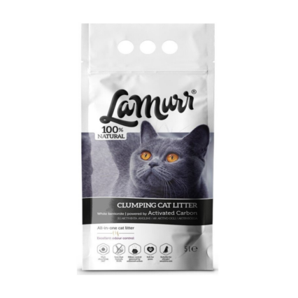 Lamurr gumbuojantis kačių kraikas (10 litrų), pakuotė su užrašu „100% NATURAL“ ir „powered by Activated Carbon“. Ant etiketės pavaizduotas pilkas katinas, taip pat išvardintos savybės: puikus kvapo kontroliavimas, didelė absorbcija, gumbų formavimas.