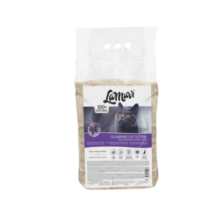 Lamurr gumbuojantis kačių kraikas (10 litrų), pakuotė su užrašu „100% NATURAL“ ir „White bentonite | Lavender scent“. Ant etiketės pavaizduotas pilkas katinas ir levandų šakelė, nurodančios kvapą. Išvardintos savybės: puikus kvapo kontroliavimas, didelė absorbcija, gumbų formavimas.